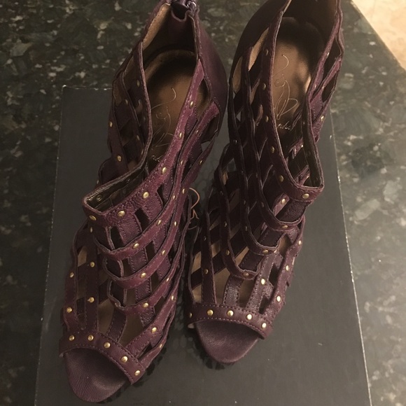 Size 8 1/2 heels - Picture 6 of 8